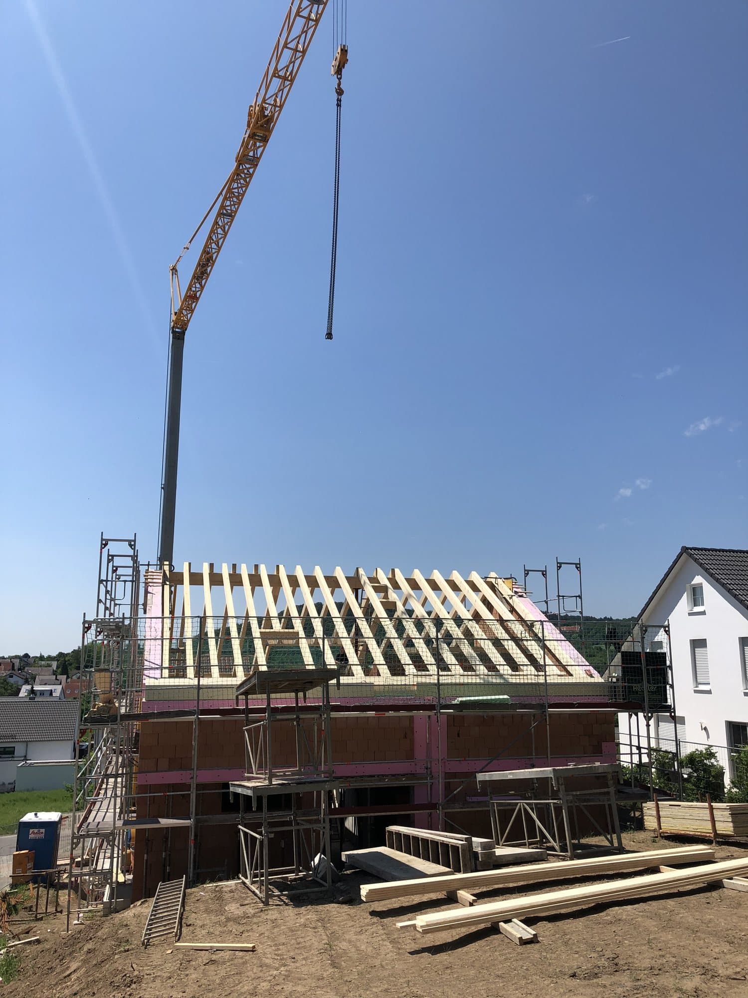 Neubau mit Dachstuhl und Kran, Baustelle von Heckler Holzbau