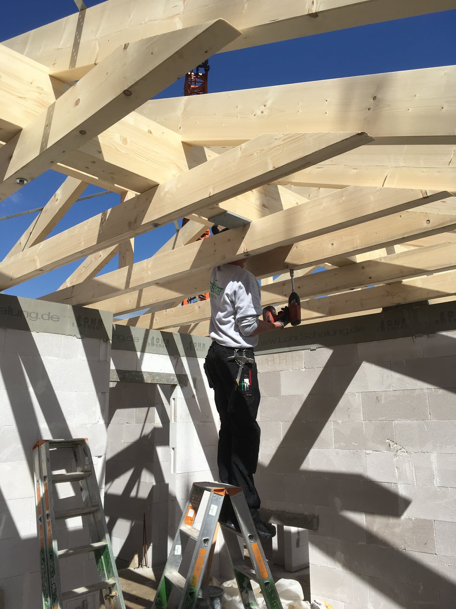 Zimmerer von Heckler Holzbau bei der Montage der Dachbalken